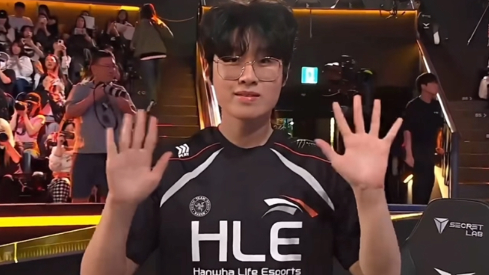 HKA鏖战CLG,Uzi团战一打五宿敌对决全球总决赛,强势挺进下一轮 HKA鏖战CLG,Uzi团战一打五宿敌对决全球总决赛,强势挺进下一轮